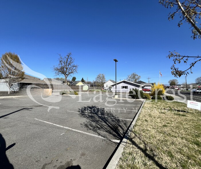 Building Photo - Two Bedroom, One and a Half Bathroom Unit