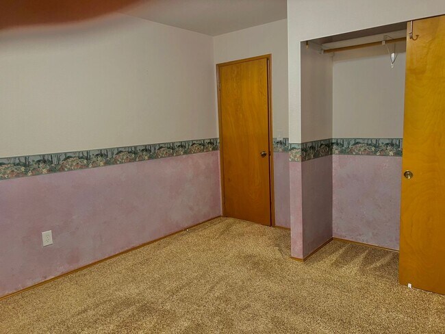 Building Photo - Charming Rambler 3-Bed/2-Bath Available Now!