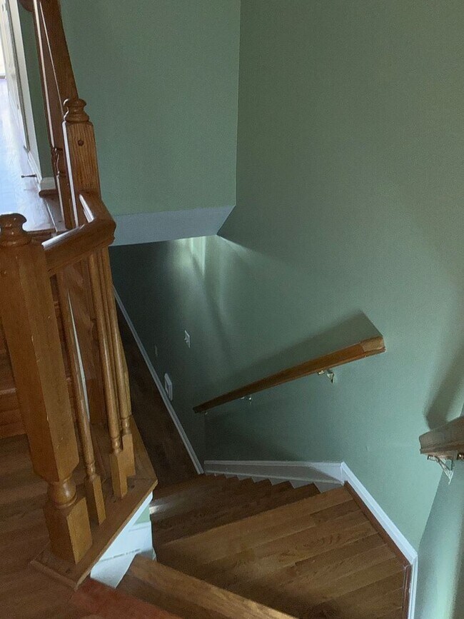 Building Photo - Beautiful 3BR 3.5BA 3 level townhome locat...