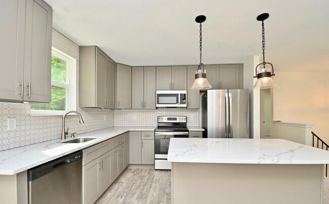 Building Photo - 16501 Accolawn Rd