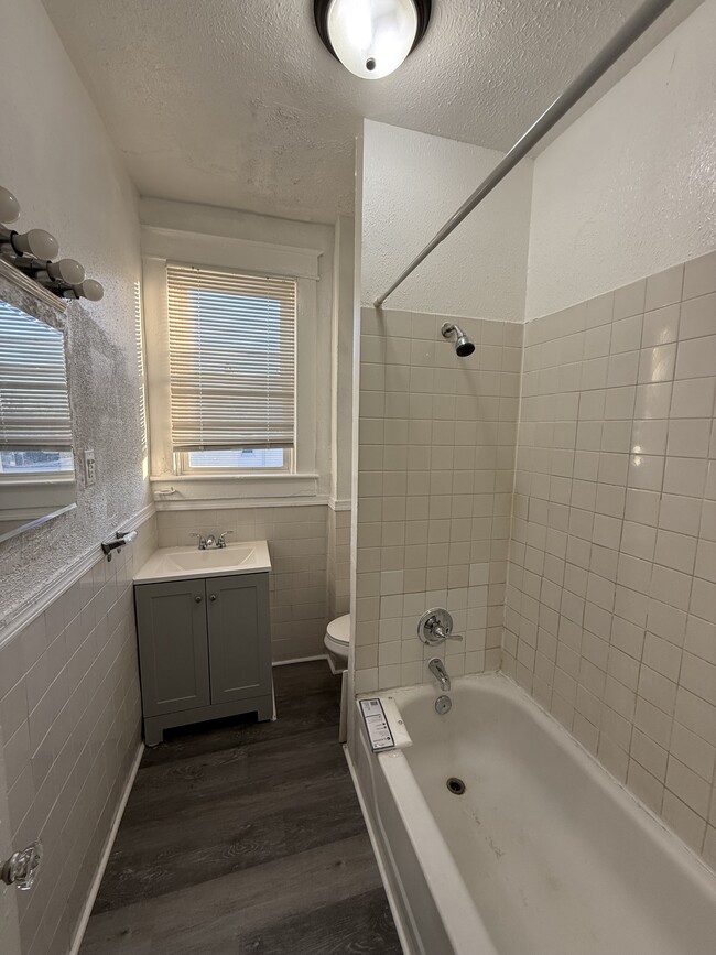 Building Photo - 501 Lyndhurst St