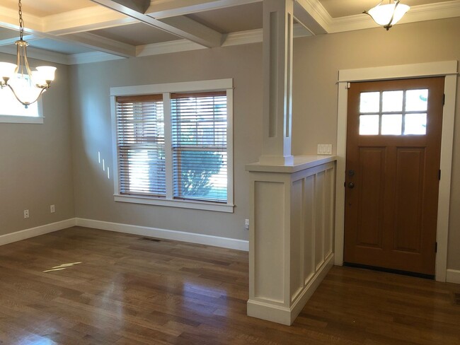 Building Photo - 4 Bedroom / 2.5 Bathroom Home in SE Bend