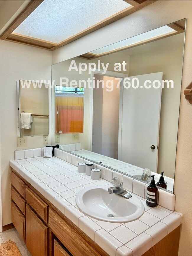 Building Photo - Charming 3 Bedroom 2 Bathroom Home In The Highly Desired Juniper Terrace Neighborhood!!