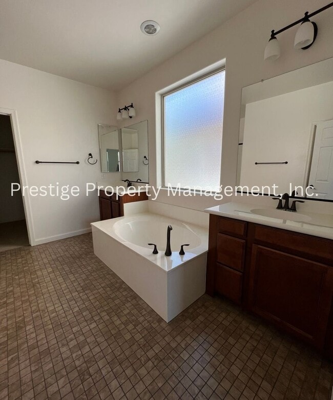 Building Photo - Dont Miss This Spacious Northwest home!!!