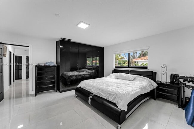 Building Photo - 551 SW 127th Ave