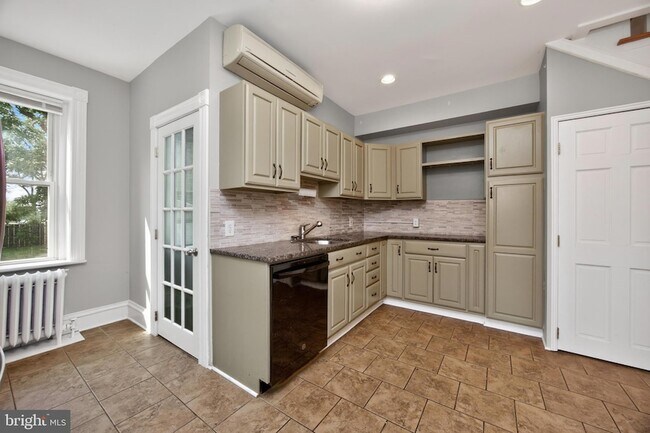 Building Photo - 855 N Pleasantview Rd