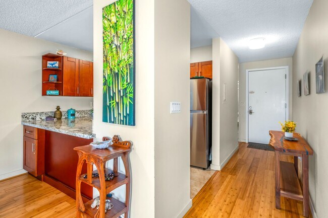 Building Photo - 1/1 Updated Furnished Condo + Private Lanai