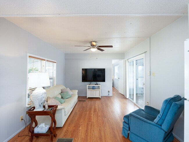 Building Photo - "Charming 2-Bed Furnished Annual Retreat in Venice, FL – Your Cozy Home Awaits!"