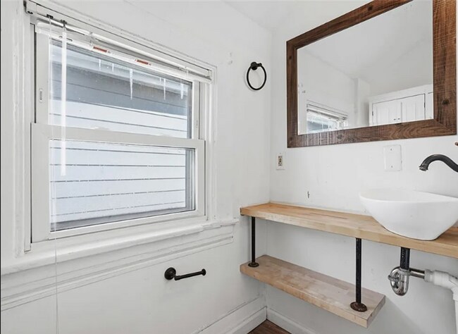 Building Photo - Charming 2 bedroom/1.5 bathroom updated home-Mt. Washington