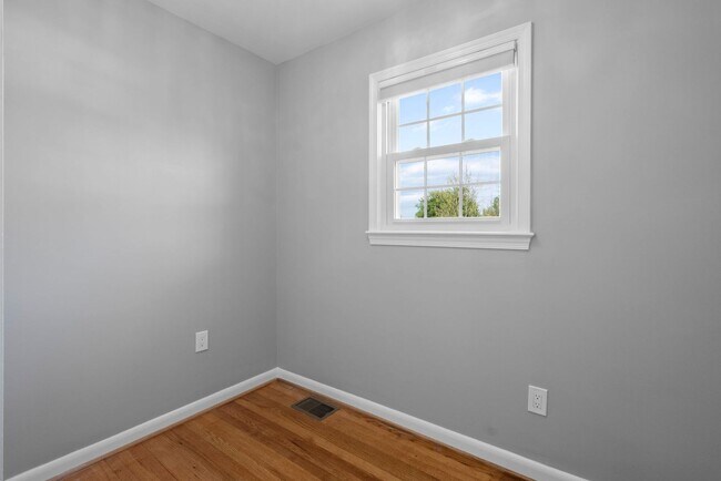 Building Photo - 3 Bed 2.5 Bath - Bethesda Split Level Single Family - Move In Ready