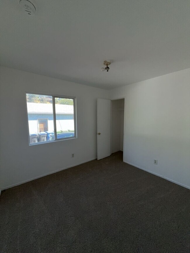 Building Photo - 13445 Lakeshore Dr