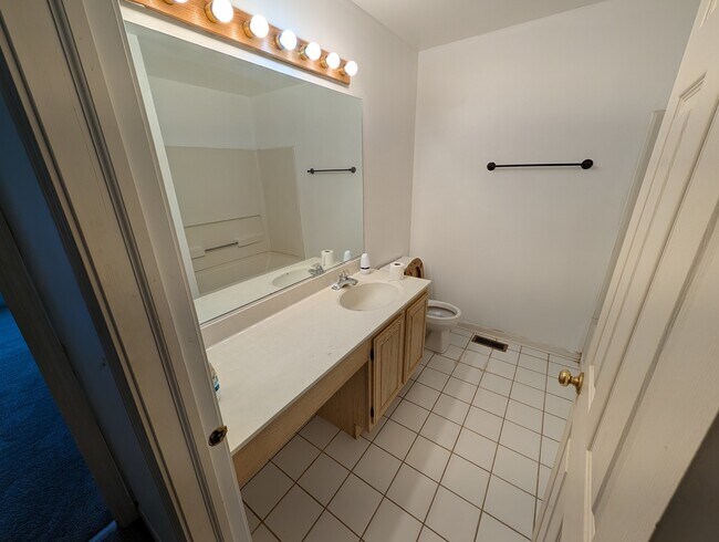 Building Photo - 843 E Princeton Cir