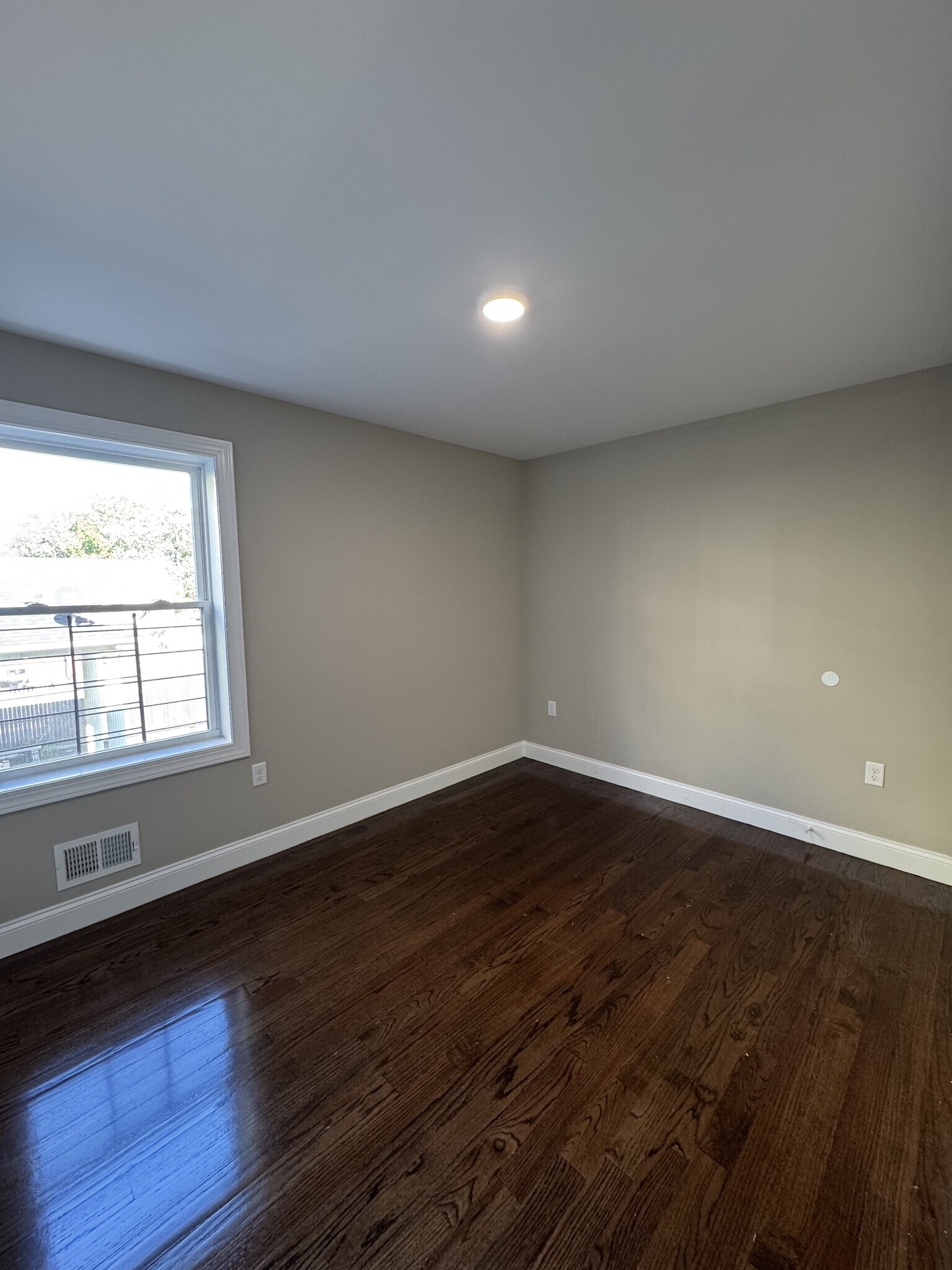 Building Photo - 515 Walnut St