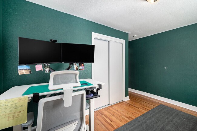 Building Photo - Spacious Top Unit of Quadplex Available So...