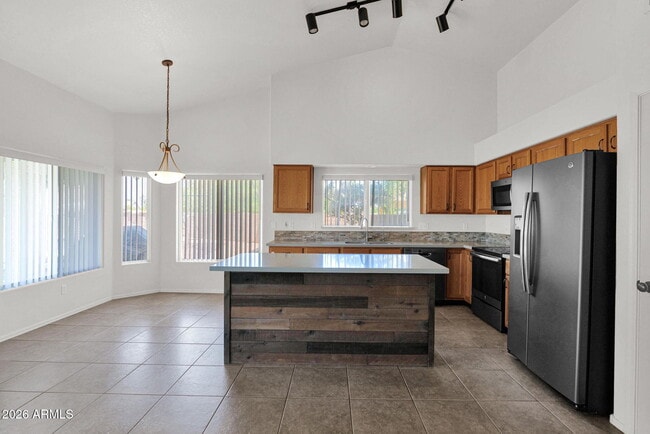 Building Photo - 360 S Pineview Dr