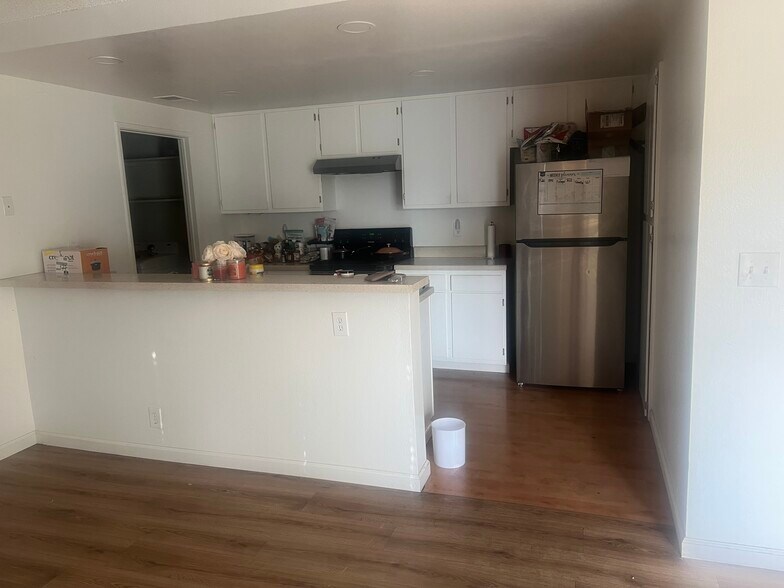 Kitchen with dish washer, oven and refrigerator - 73 Silcreek Dr