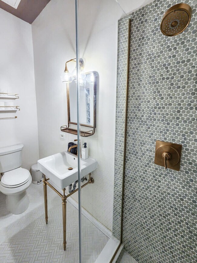 Building Photo - 68 E Cedar St