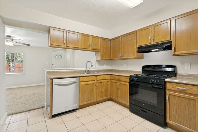 Building Photo - 5-BEDROOM HOME IN WILSHIRE TERRACE