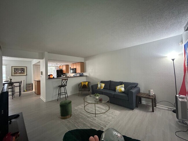 Building Photo - Newly Updated & Stylishly Furnished Room f...