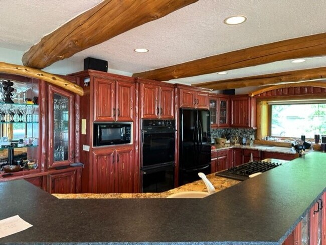 Building Photo - 4 Bedrooms, 3 Bathrooms Fully Furnished La...