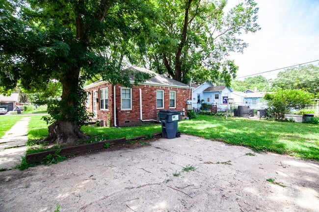 Building Photo - 356 N. Fern St.