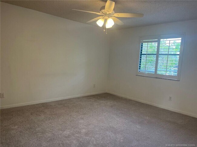 Building Photo - 1290 SE Parkview Pl