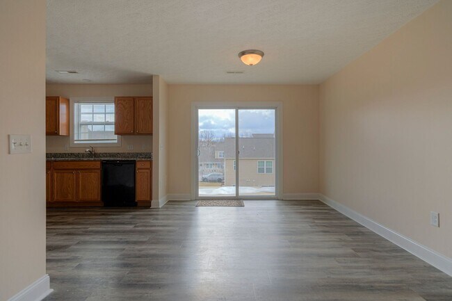 Building Photo - Oak Tree Townhome | 4 Bed, 4.5 Bath | Avai...