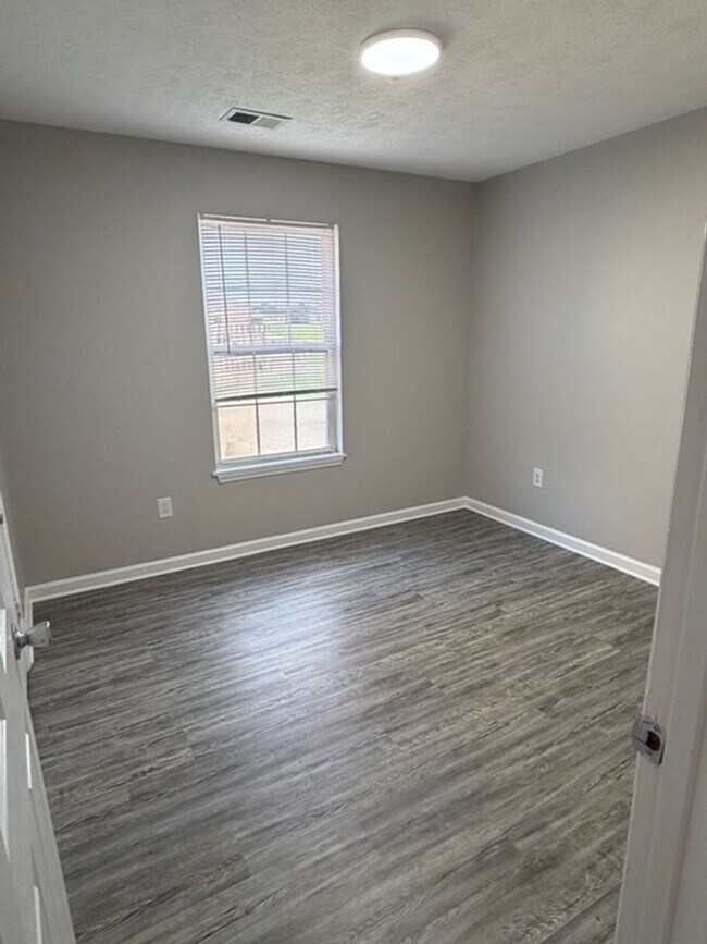 Building Photo - 207 Aqueduct Dr