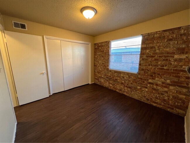 Building Photo - 2006 Theodore Dr