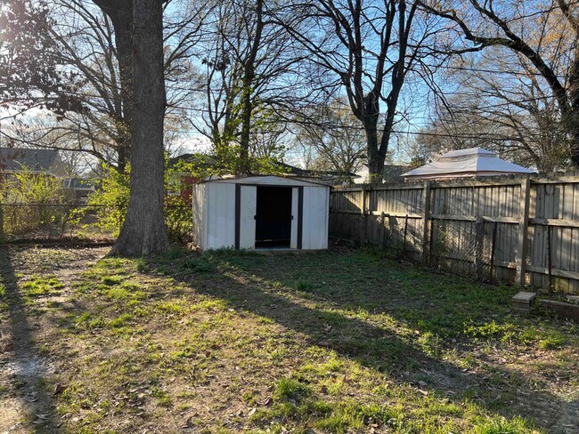 Building Photo - 1265 Broadmoor St