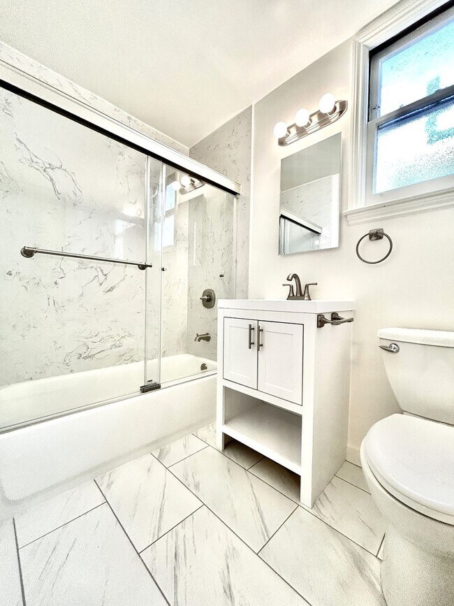 Building Photo - Remodeled 1 Bed/ 1 Bath Apartment in Burlingame Available NOW!