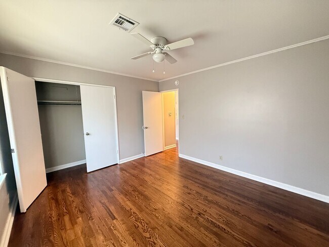 Building Photo - Near the University 2 bedroom Duplex With Private yard