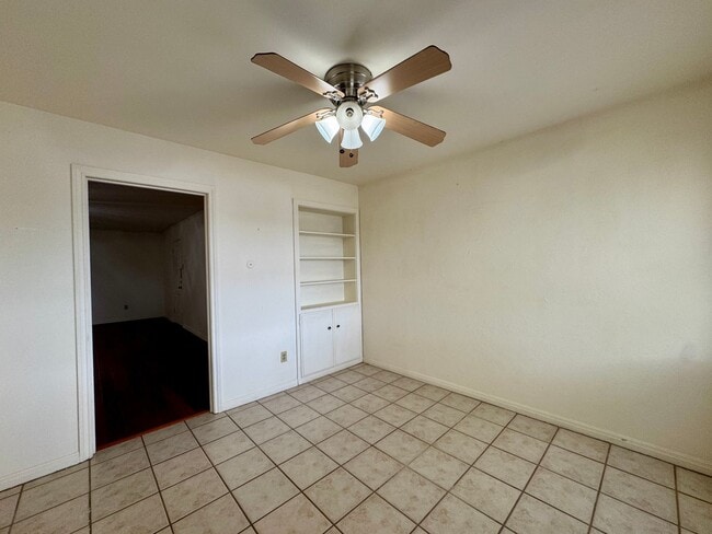 Building Photo - Apartment *Downstairs*