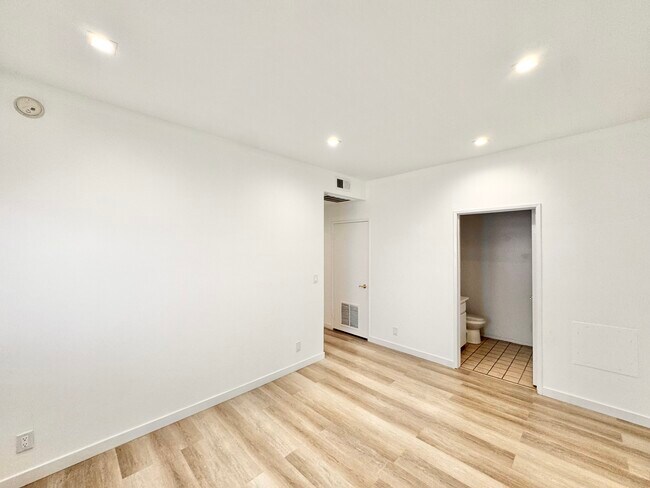 Building Photo - 5139 W Maplewood Ave
