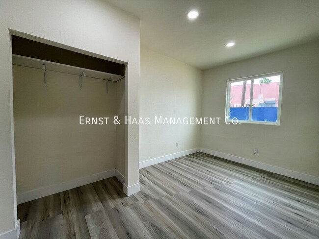 Building Photo - Recently Remodeled and Upgraded Apartment ...