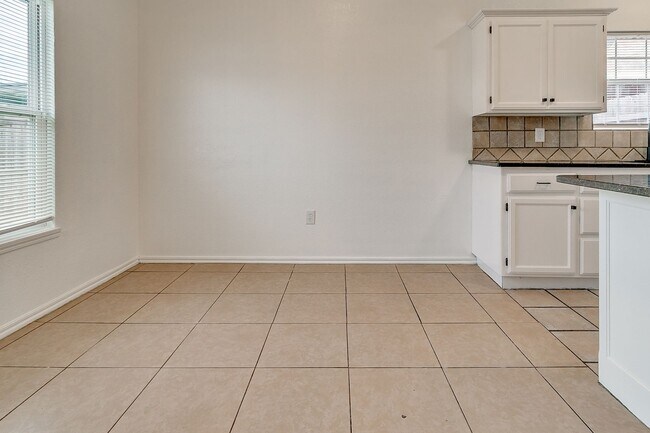 Building Photo - Great Freshly updated 3 bed 2 bath!