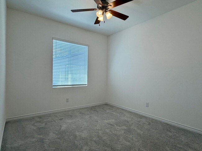 Building Photo - Amazing NLV 3 bed townhome