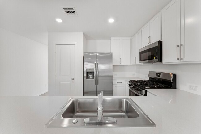 Building Photo - 706 Umbrella Tree Dr