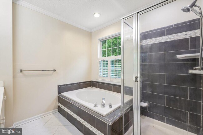 Building Photo - 8727 Thornbrook Dr