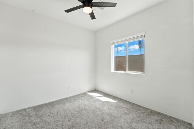 Building Photo - Stunning new build in Glendale, AZ!