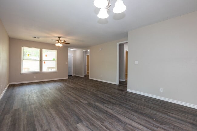 Building Photo - 4 Bedroom 2 Bath + Updated