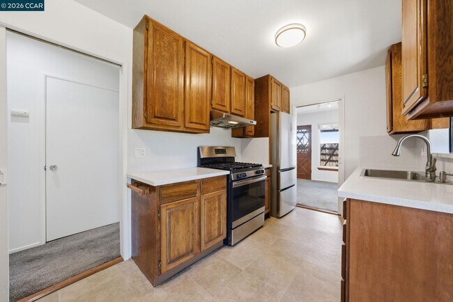 Building Photo - 1930 Sunshine Dr