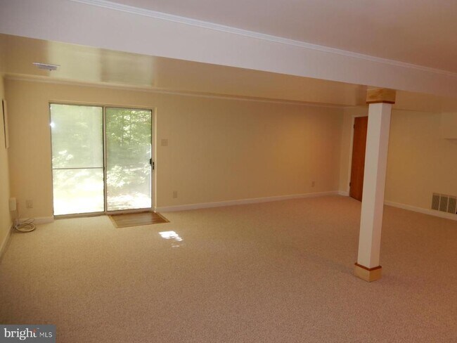 Building Photo - 7014 Maple Tree Ln