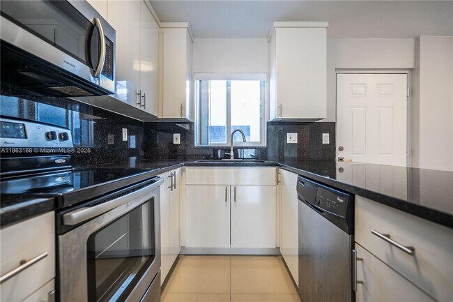 Building Photo - 1986 Biarritz Dr