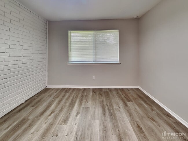 Building Photo - 10406 Overview Dr
