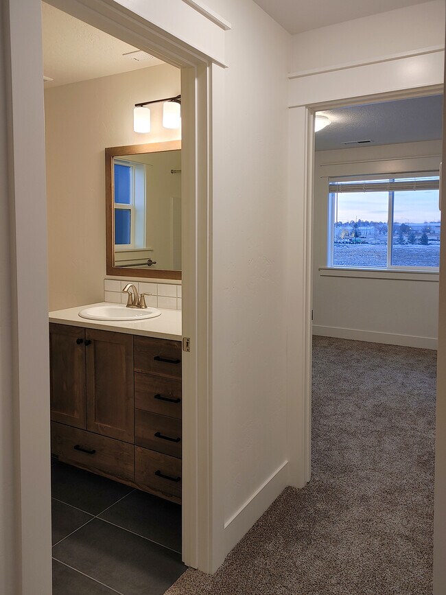 Building Photo - 2025 E Presidential Dr