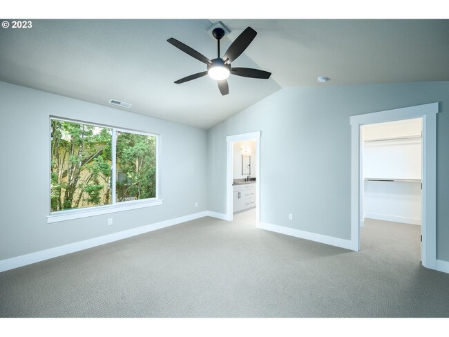 Building Photo - Beautiful Pet Friendly 3 Bedroom, 2.5 Bath House in Newberg