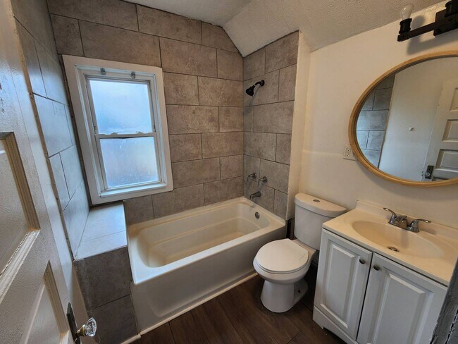 Building Photo - Charming 3-Bedroom Property in Prime Location