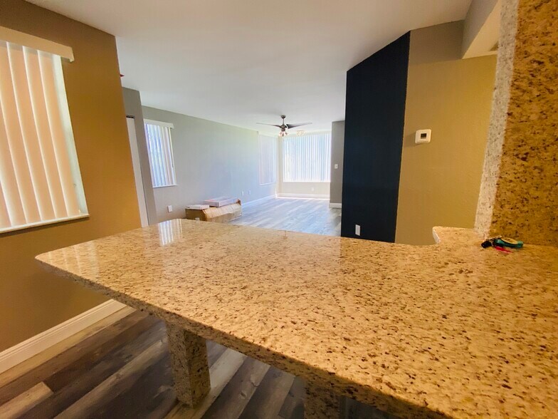 Building Photo - 2831 N Oakland Forest Dr
