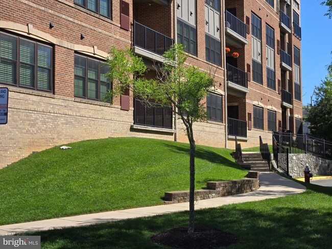 Building Photo - 9521 Bastille St